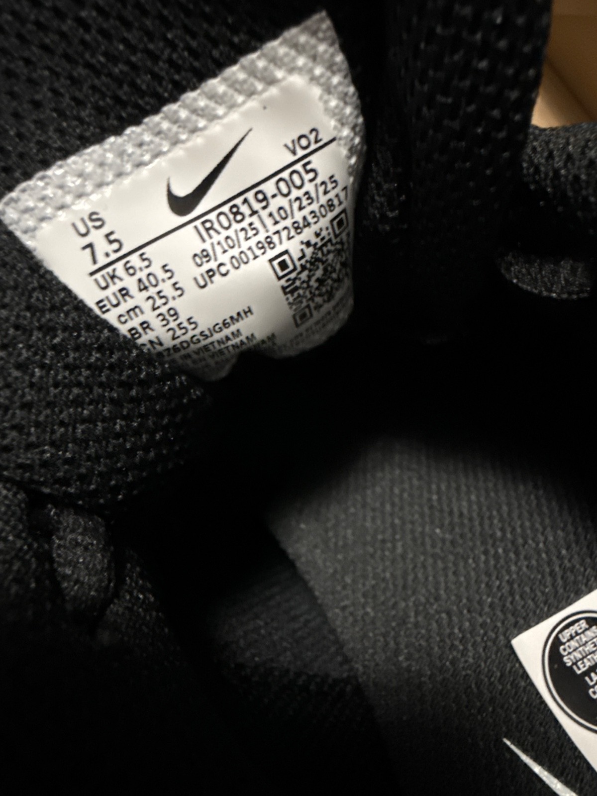 Nike Air Max Fire 7.5 Men – Brand New – Black with White Checkmark Nike Logo