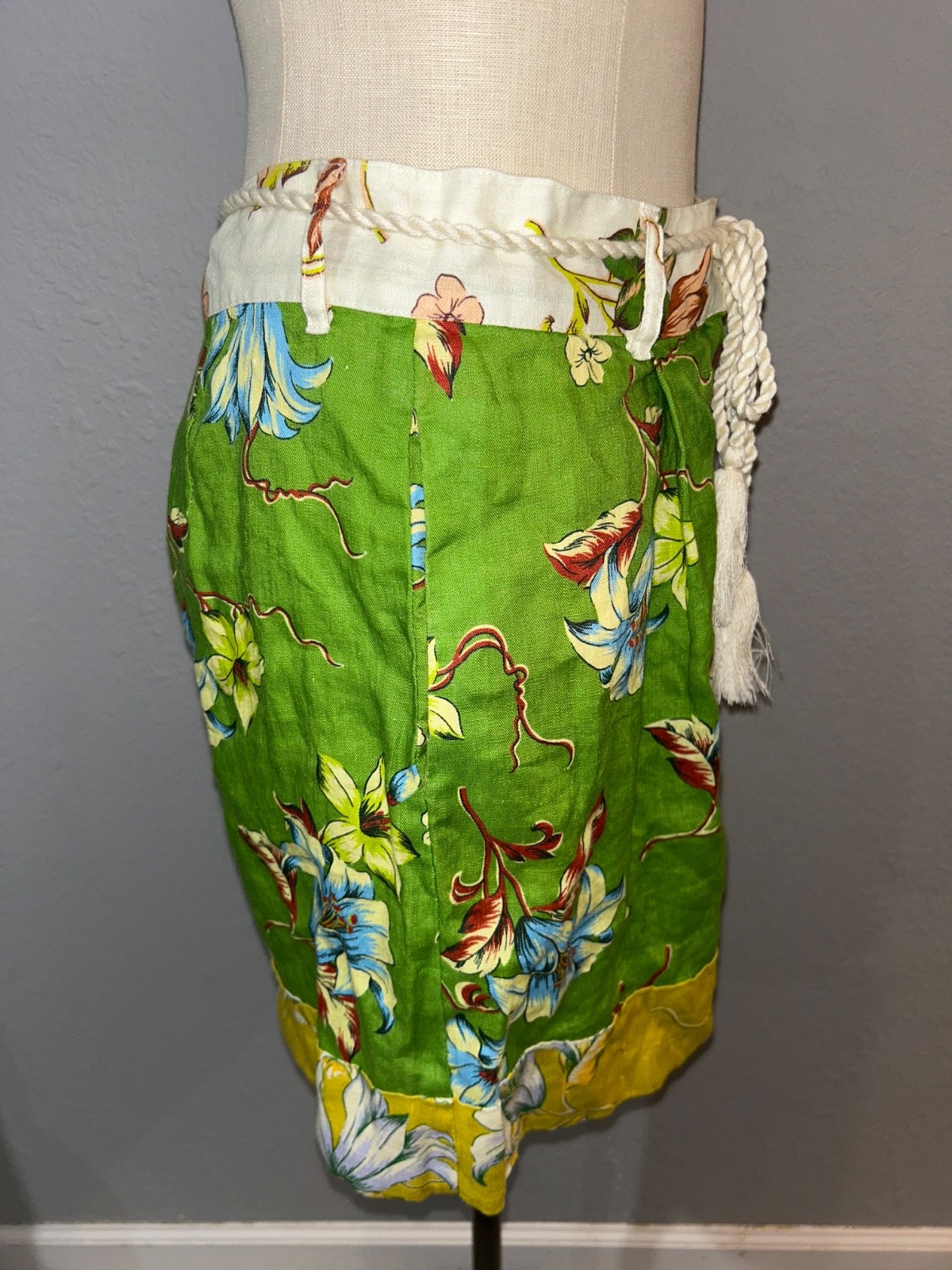 Magaschoni Women’s Linen Floral Pleated Shorts Size 8 NWT Tasseled Rope Belt