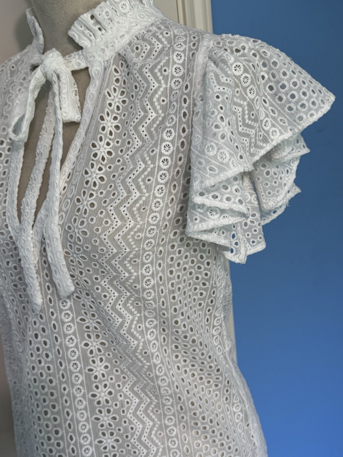 BCBGMAXAZRIA White Lace High Neck Tie Ruffle Flutter Short Sleeve Blouse XS