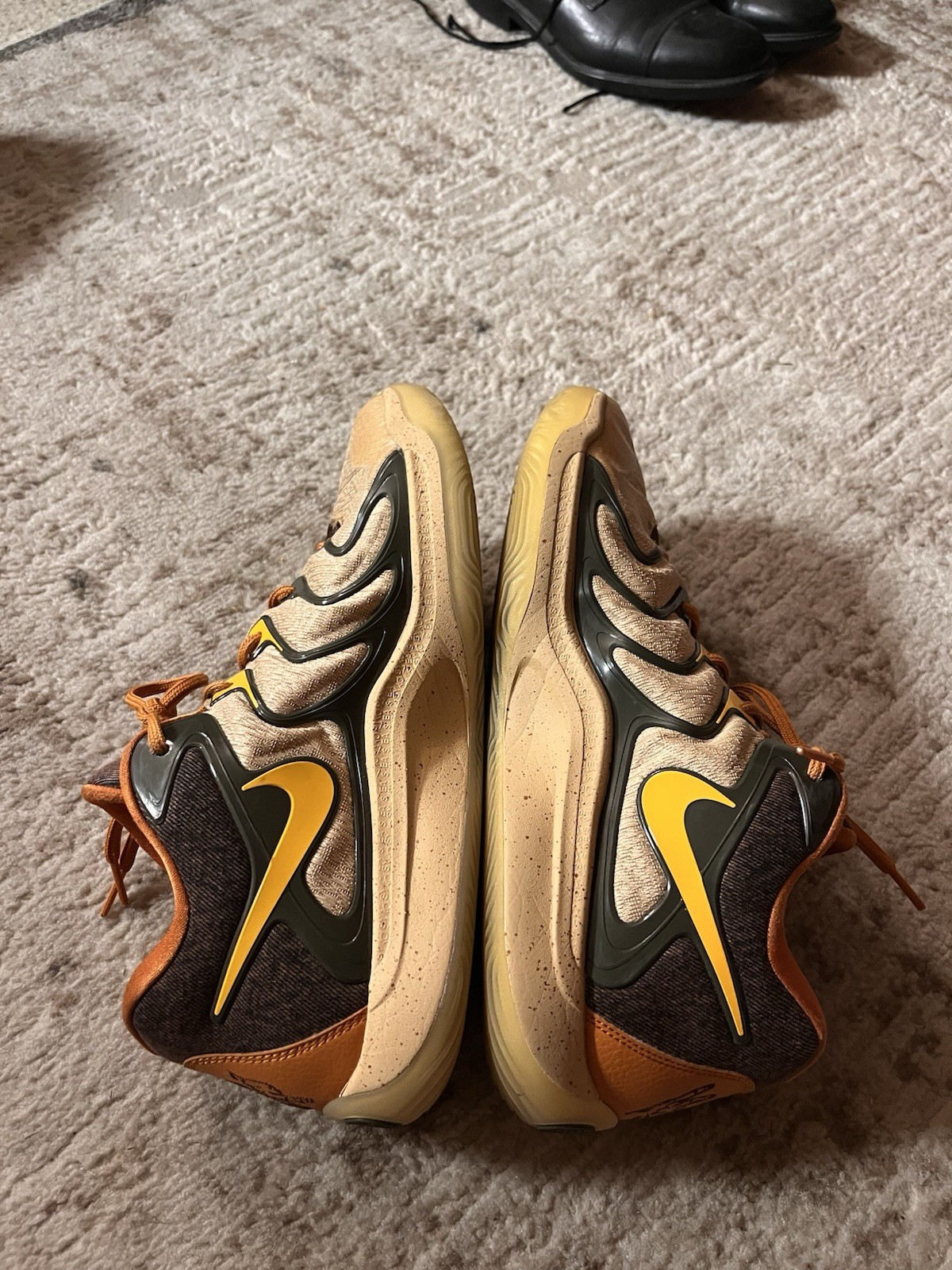 Nike Men’s Low Top Athletic Sneakers Tan/Black/Orange/Yellow Lace-Up Rubber