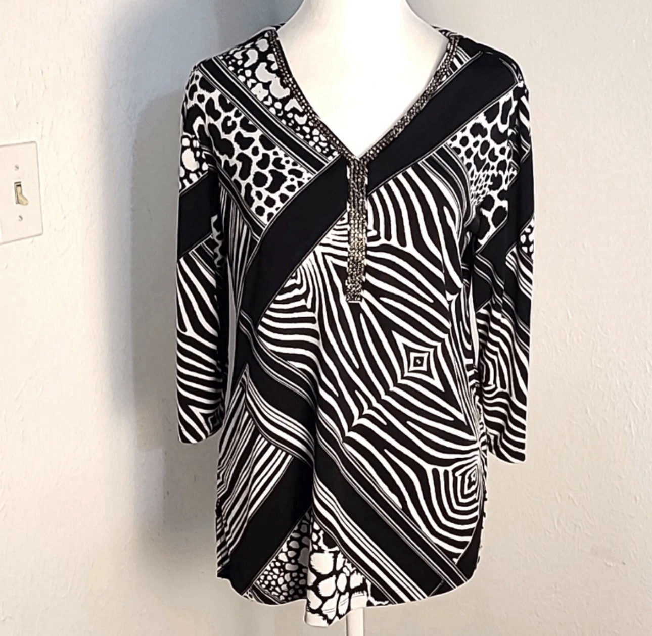 JM Collection Black & White Aysemetrical Print Top, Rhinestone Neckline, Sz X1