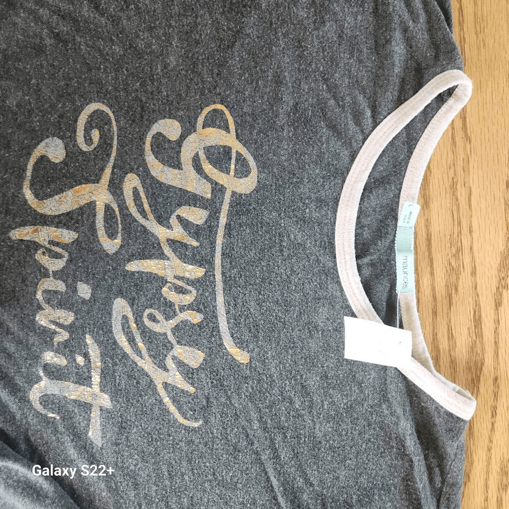 E27 Maurices “Gypsy Spirit” short sleeved t shirt gray w pink trim & lettering