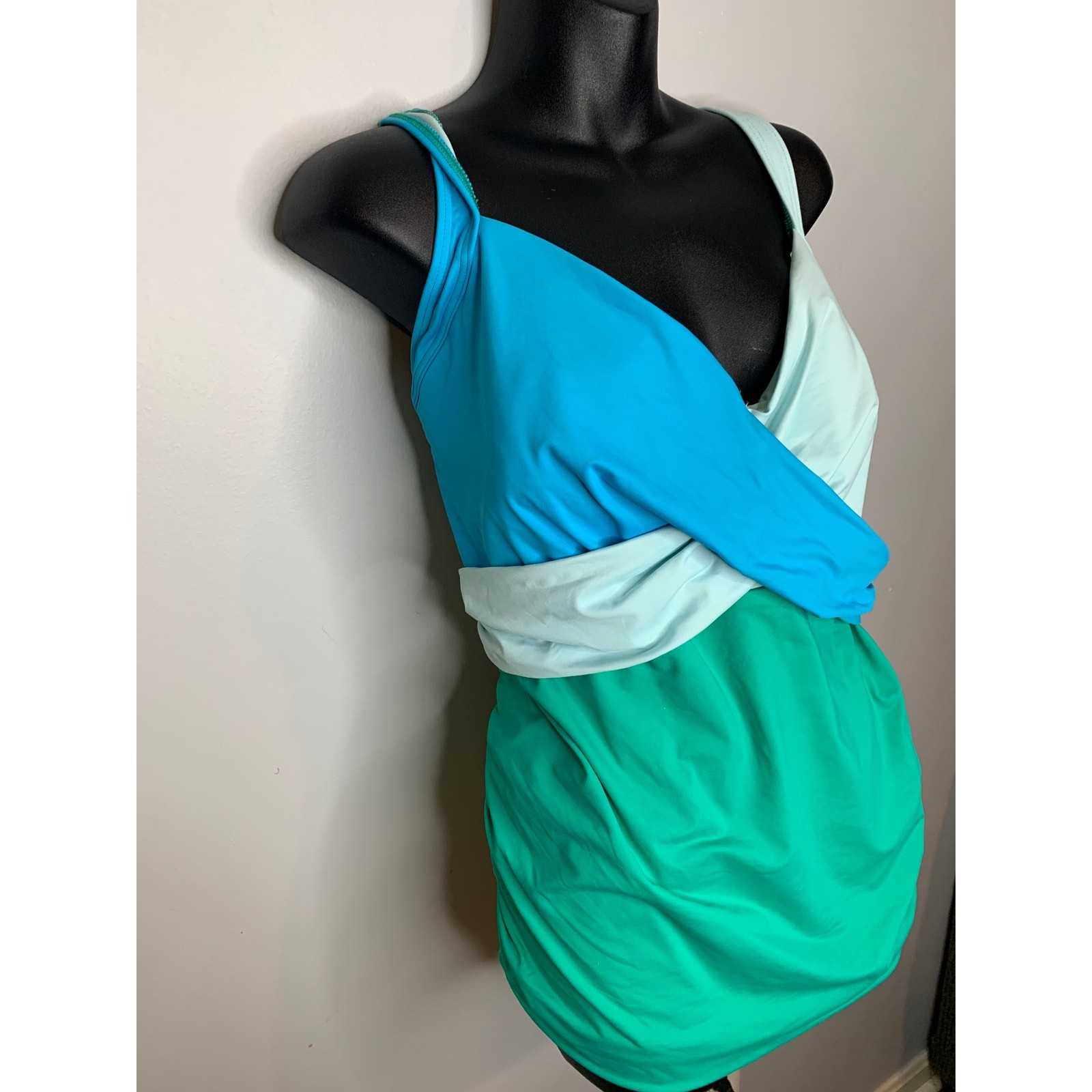 Lands’ End Tankini Top Women’s 22W Blue Green Adjustable Straps Built in cups