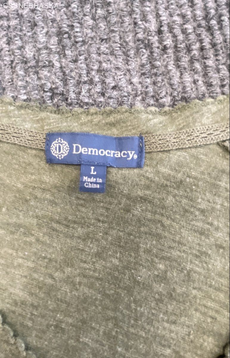 Democracy Women’s Olive Green V-Neck Pleated Shoulder Eyelet Slub Top Sz L NWT