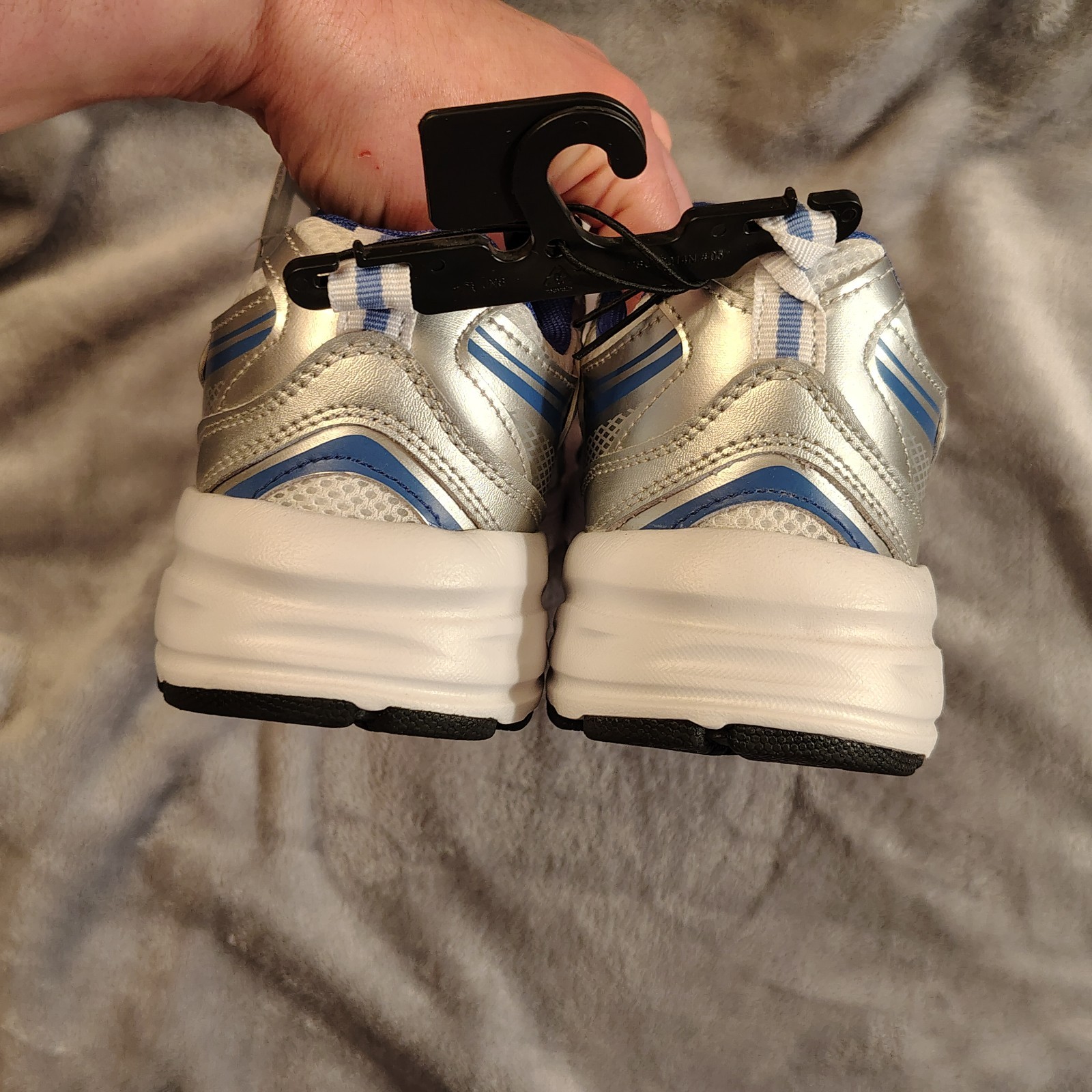 NEW W/ Tags AVIA Women’s Blue & Silver 5000 Sneakers Odor Control Size 9 1/2 W