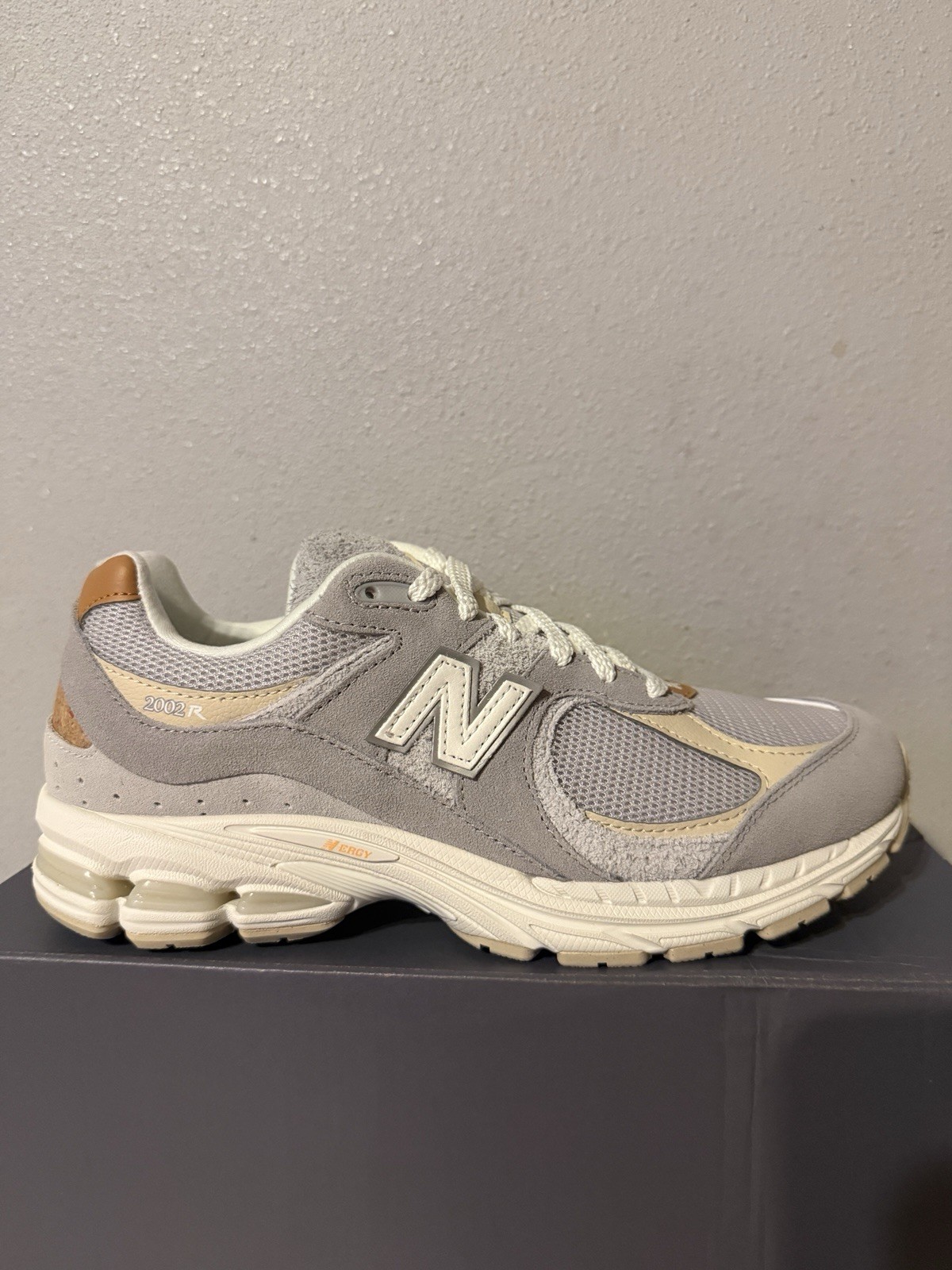 (M2002RSB) NIB New Balance 2002R grey/beige sz 8.5 Mens $145