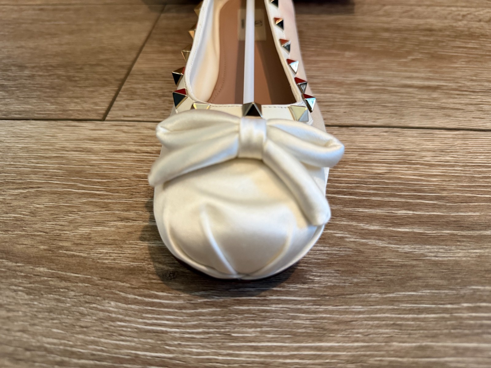 NWT Valentino Garavani Rockstud Bow Ballet Flats Ivory Satin EU 40