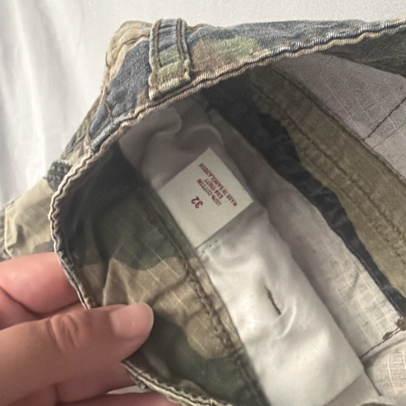 ARIZONA JEANS CO CAMO CARGO SHORTS ( MENS 36 ) PREOWNED