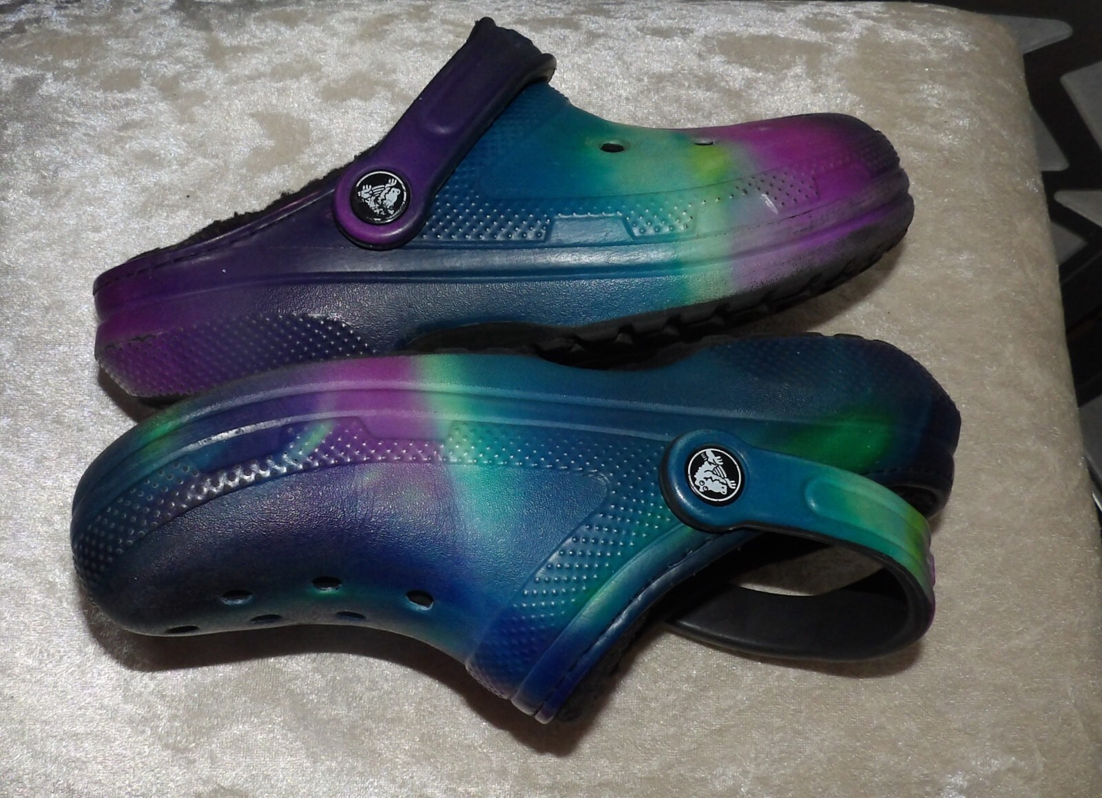 CROCS UNISEX NAVY BLUE/PURPLE TYE DYE BLACK LINED CLOGS,MULES( W:4/M:2)