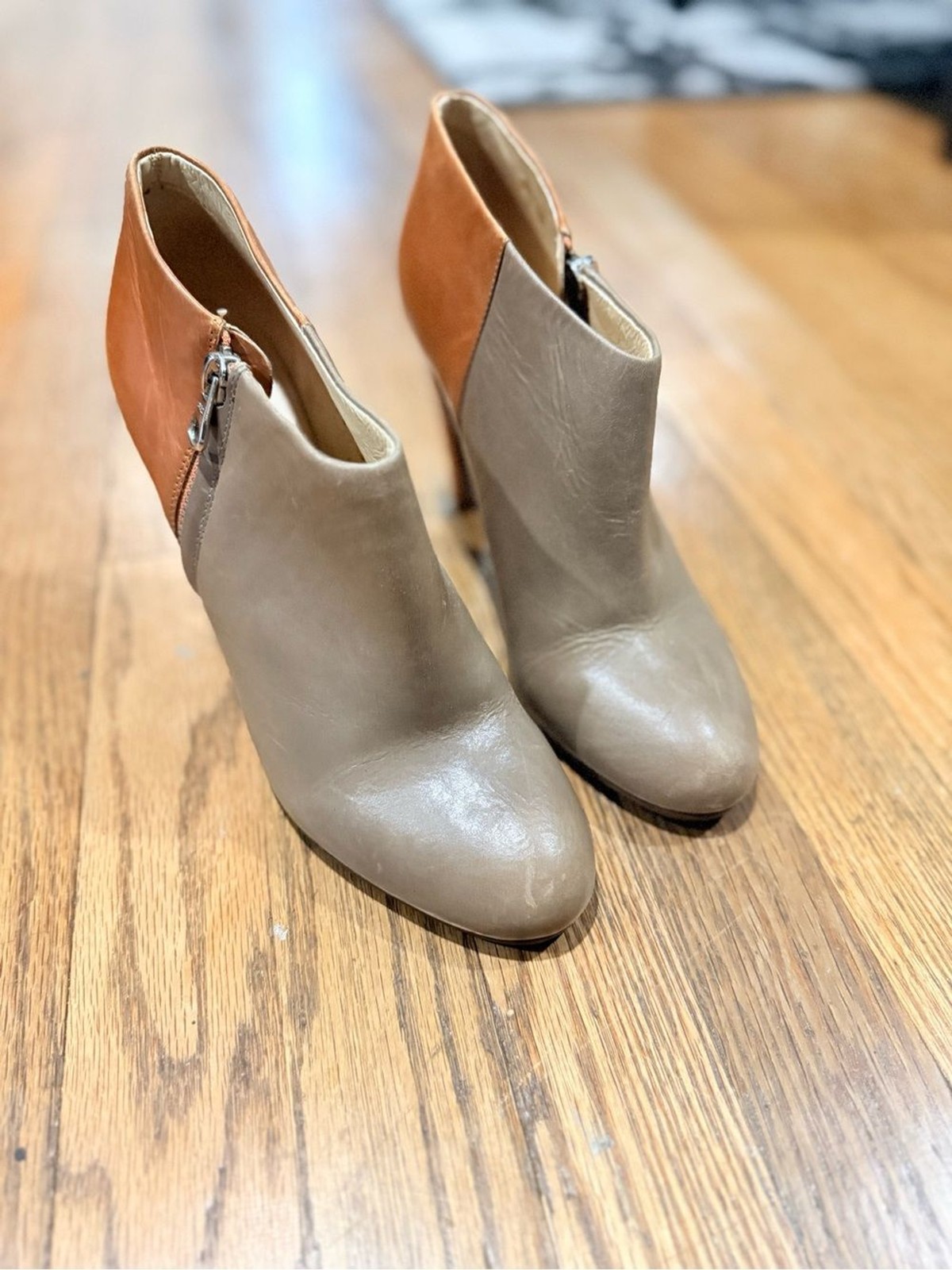 See By Chloe Women’s Two-Tone Taupe and Cognac Ankle Booties 39