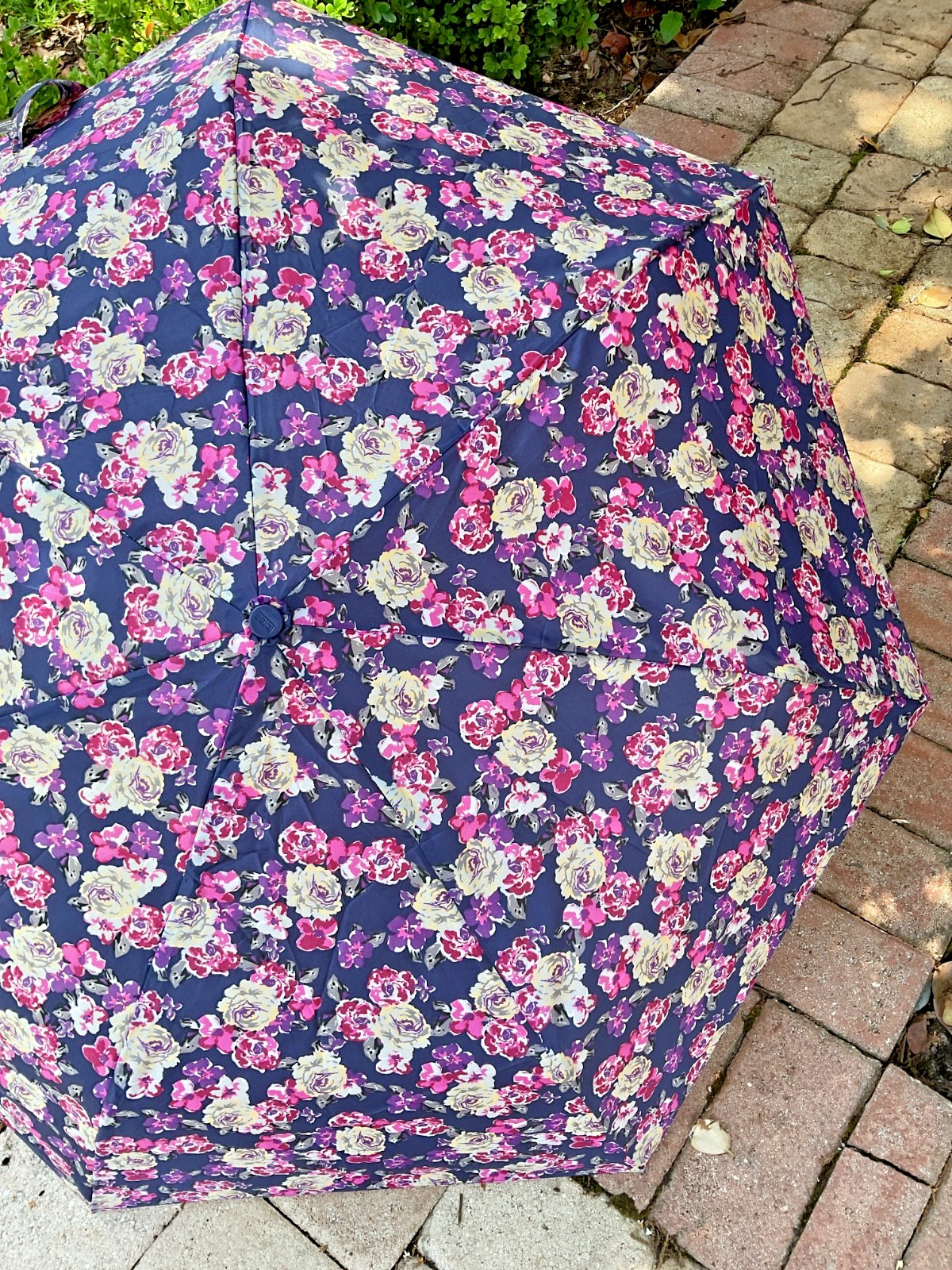 TOTES UMBRELLA NAVY BLUE PINK FLOWERS AUTO OPEN +CLOSE SUNGUARD 43 IN COVER NWT