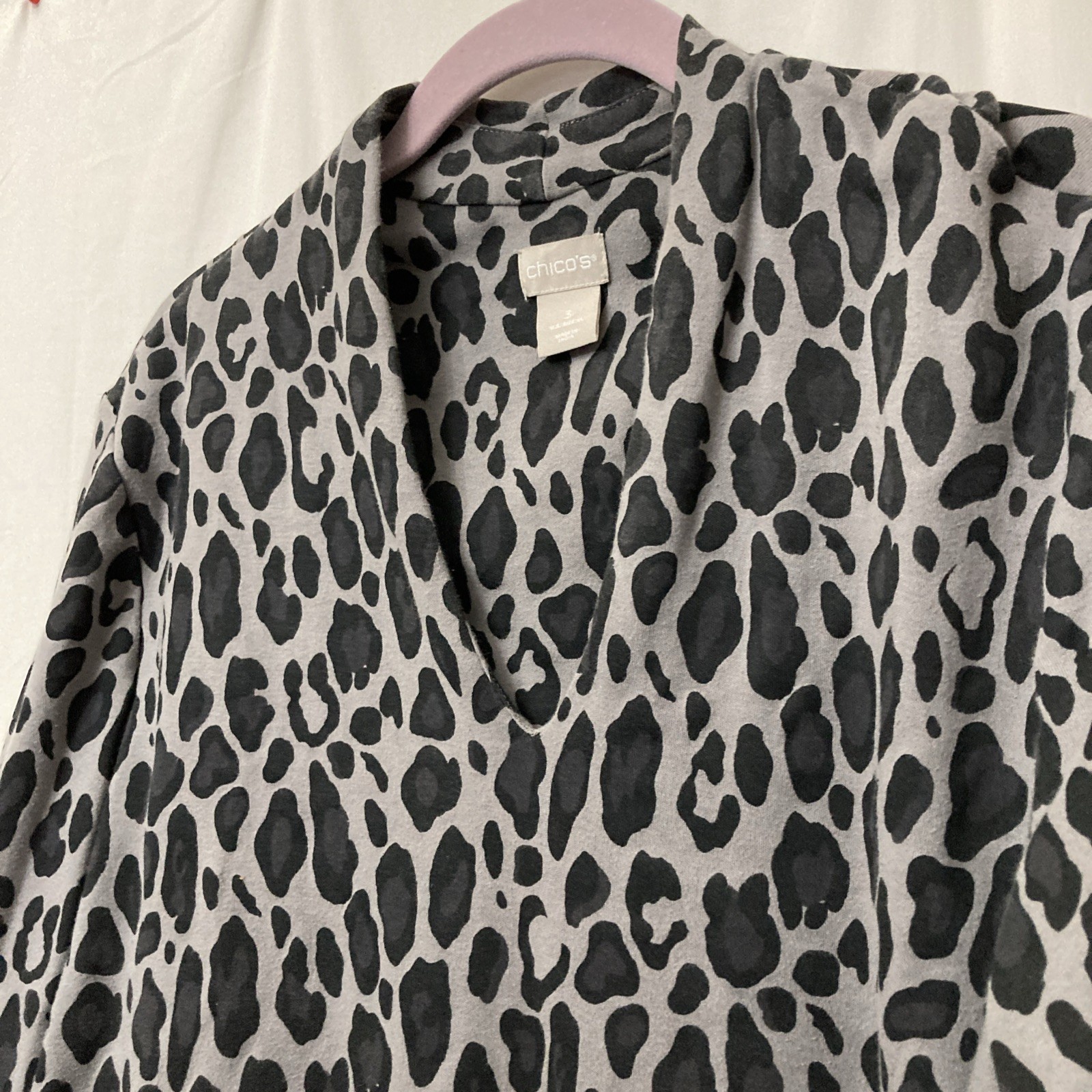 Chico’s Black & Gray Long Sleeve V-Neck Leopard Print Top – SZ 3 (XL)