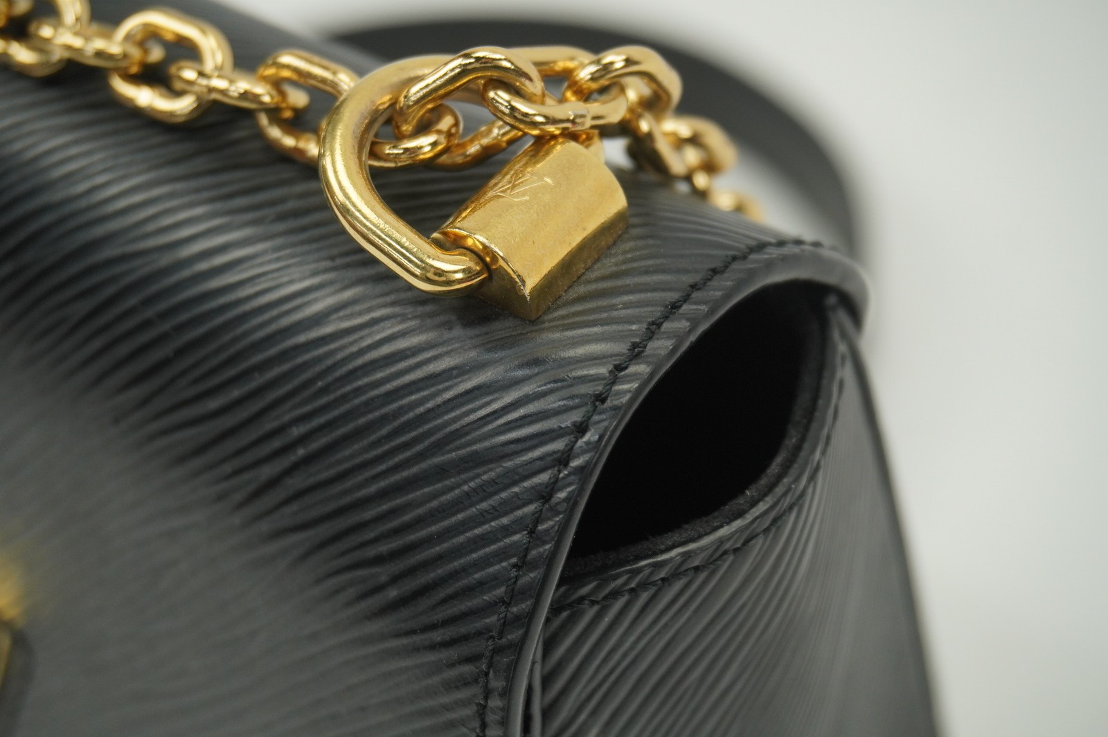 Louis Vuitton Twist MM M21554 Black Epi Leather Shoulder Bag 9.1″ x 6.7″ x 3.7″