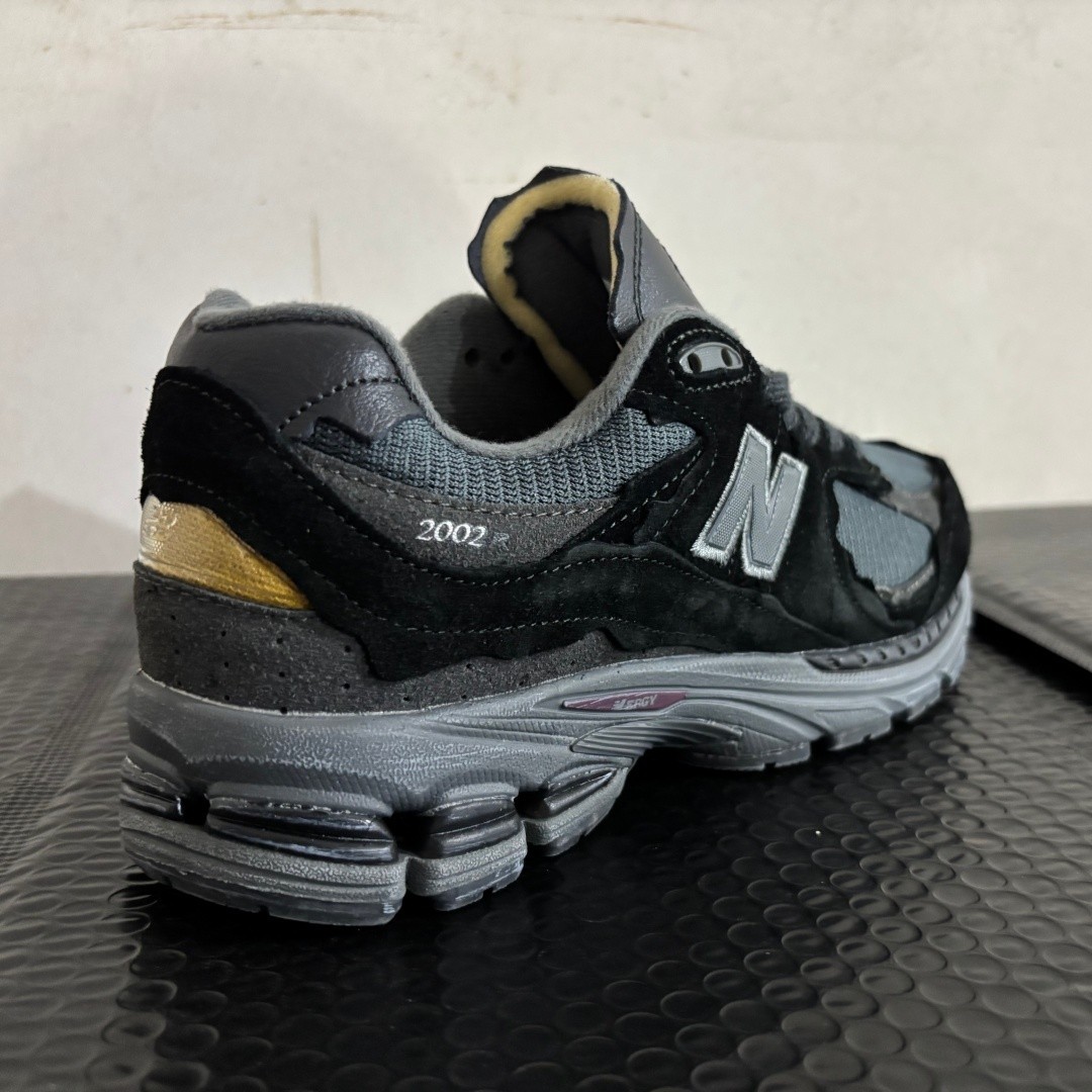 Men US 9.5 New Balance 2002R Black Grey Athletic Running Sneakers – NO BOX