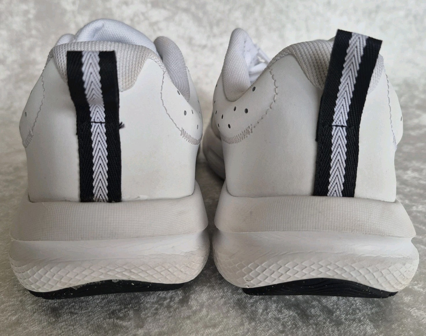 Under Armour Charged Assert Men White Black Mesh Sneakers Size 10.5 3026175-104