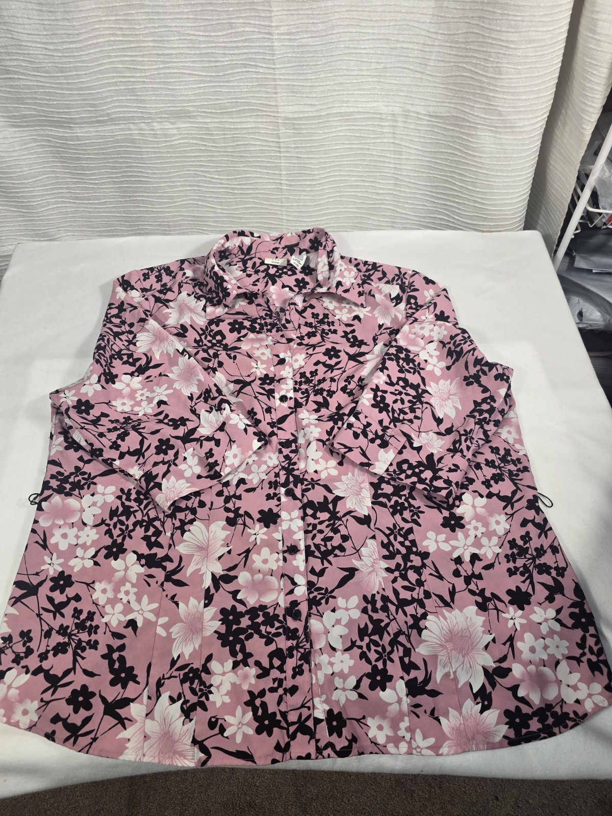 Covington women’s blouse features a vibrant botanical floralFeminine 3/4Sleeve