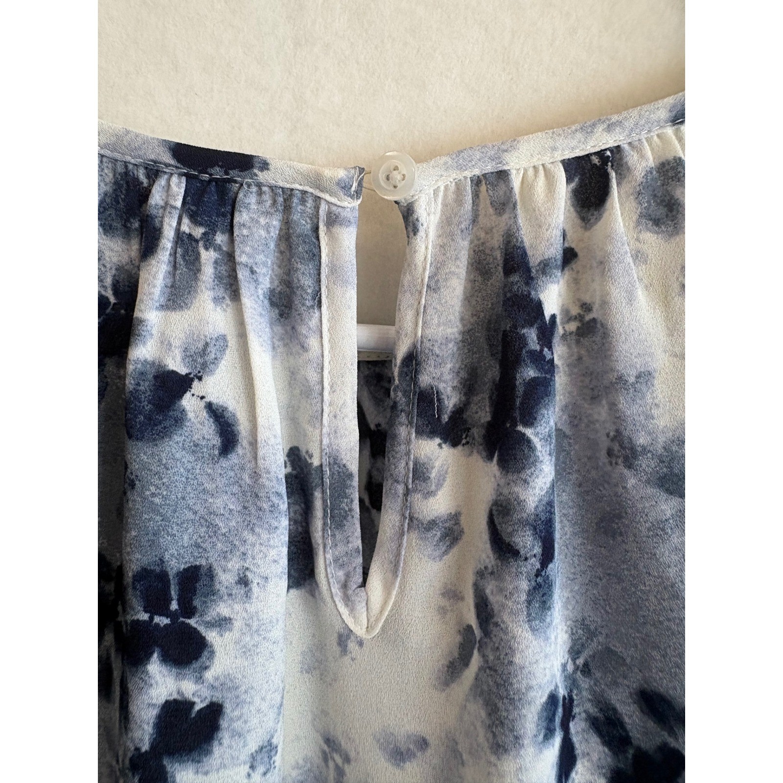 Simply Vera Vera Wang Blue White Floral Ruffle Sleeve Keyhole Blouse Small