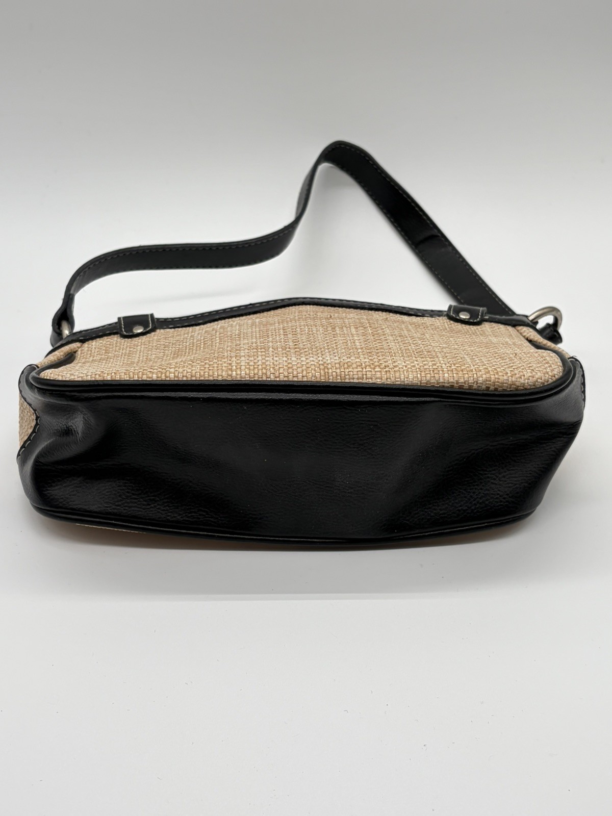 Women’s Woven Straw Shoulder Bag Black Trim Baguette Purse Zip Top Tan
