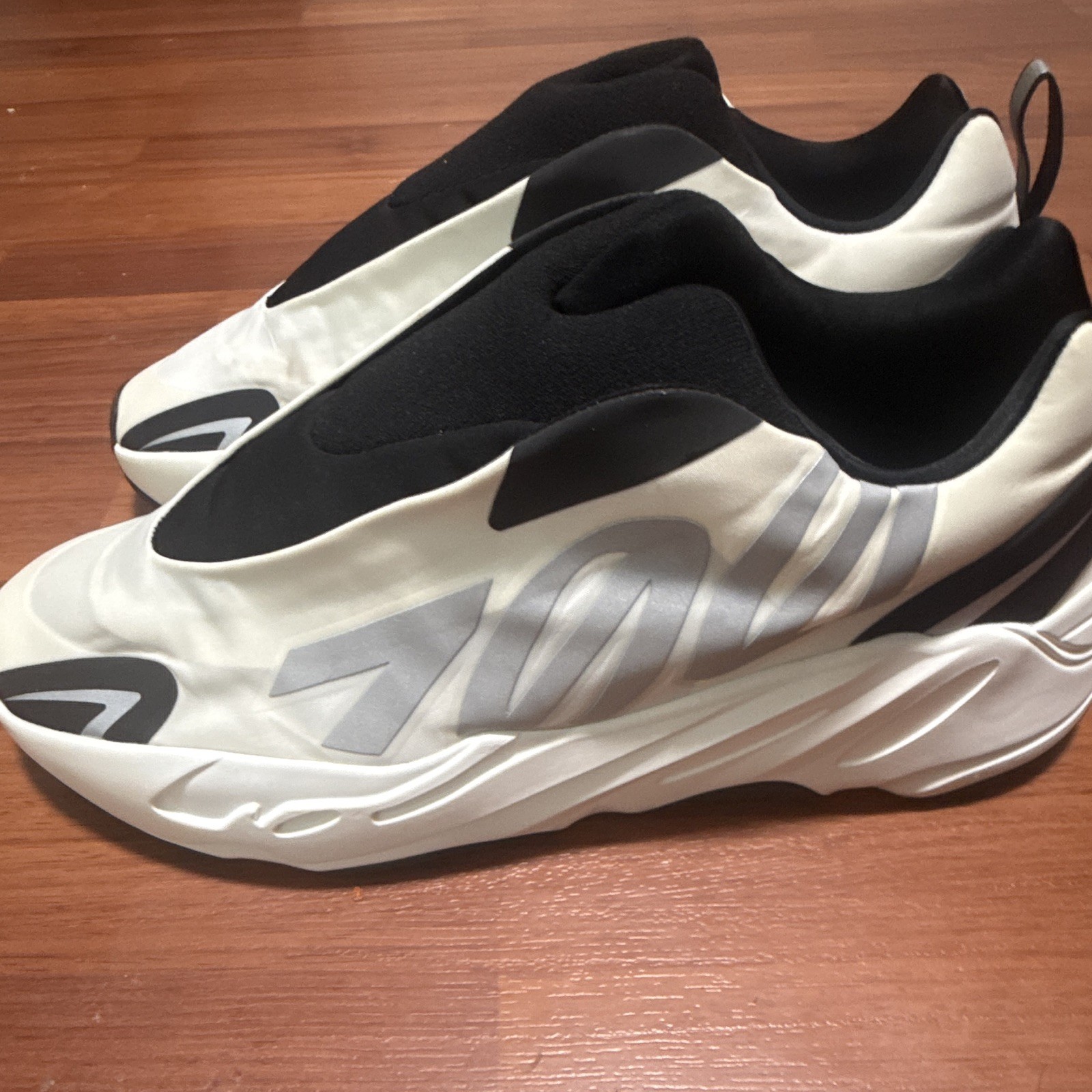 Yeezy adidas Yeezy 700 Men’s White/Black/Gray Low Top Slip-On Mesh Sneaker