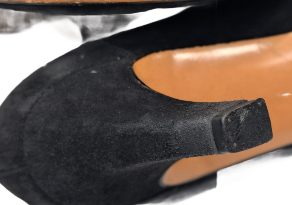 Salvatore Ferragamo 1990’s “Baronessa” Black Suede V-Neck Pumps Heels Size 7AAA