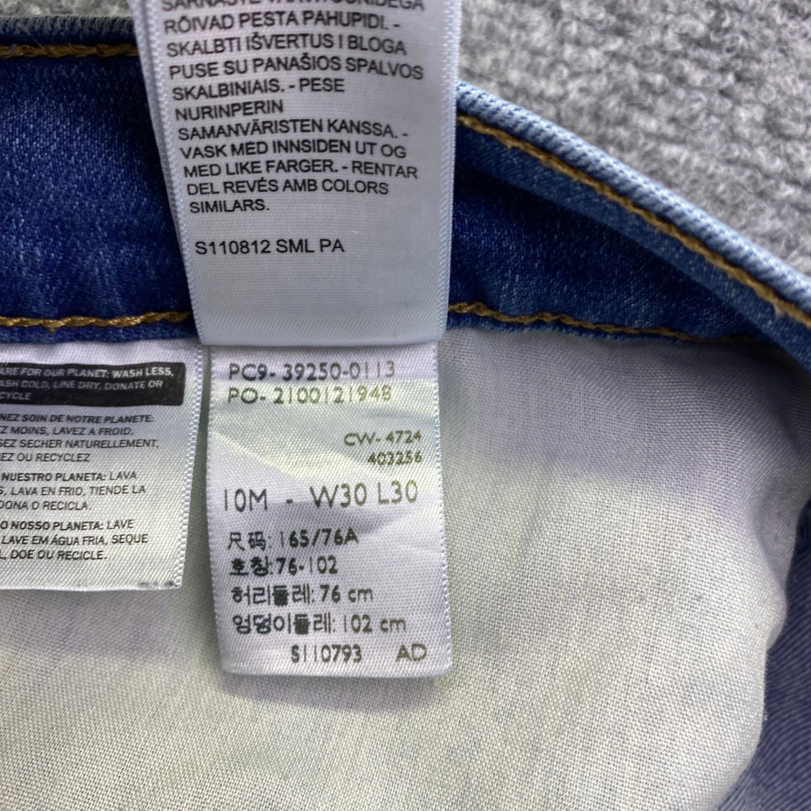 Levis 39250-0113 Womens Sz 10M Classic Straight Leg Blue Jeans Medium Wash
