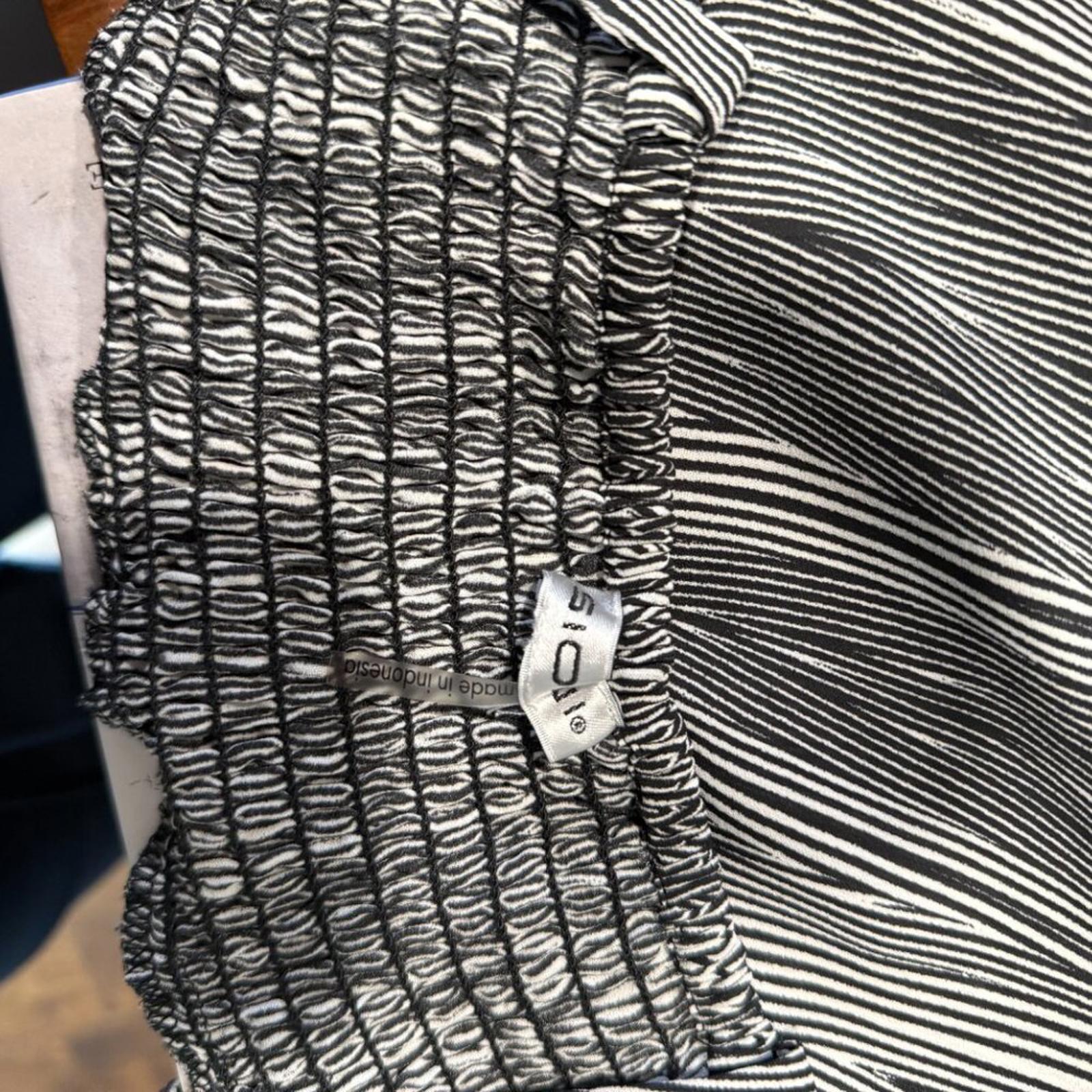 Sioni Black and White Flowy Striped Off-Shoulder Blouse Size Large