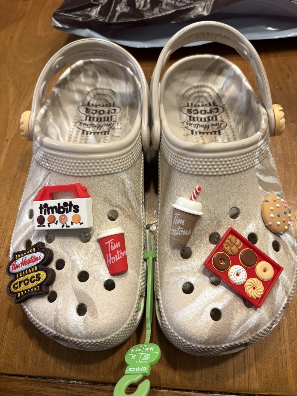Size 8W 6M Tim Hortons Crocs Iced Capp Swirl Limited Edition 6 Charms SIZE 8W,6M