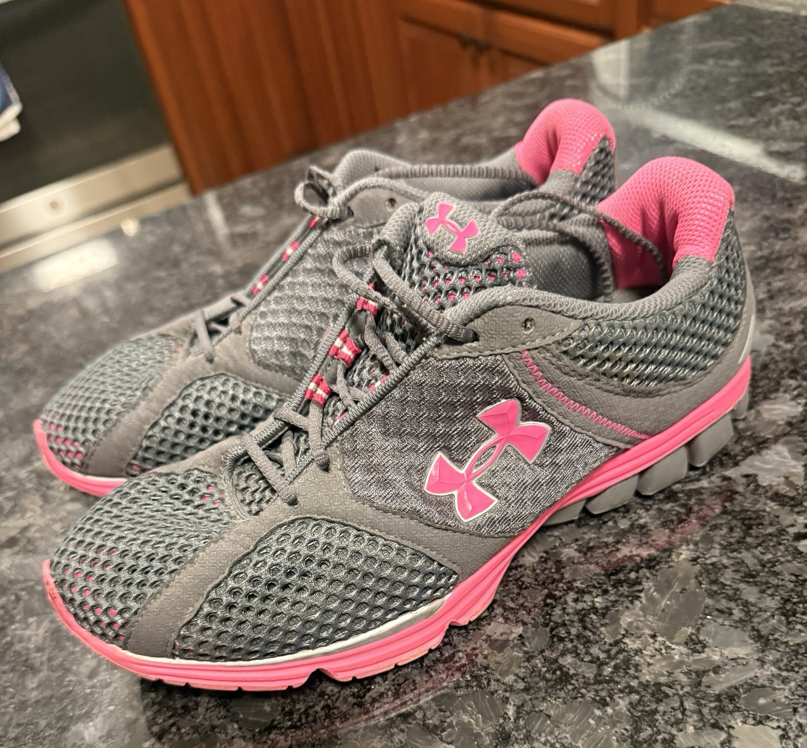 Under Armour Men’s Low Top Athletic Sneaker Lace Up Gray Pink Black 1215488