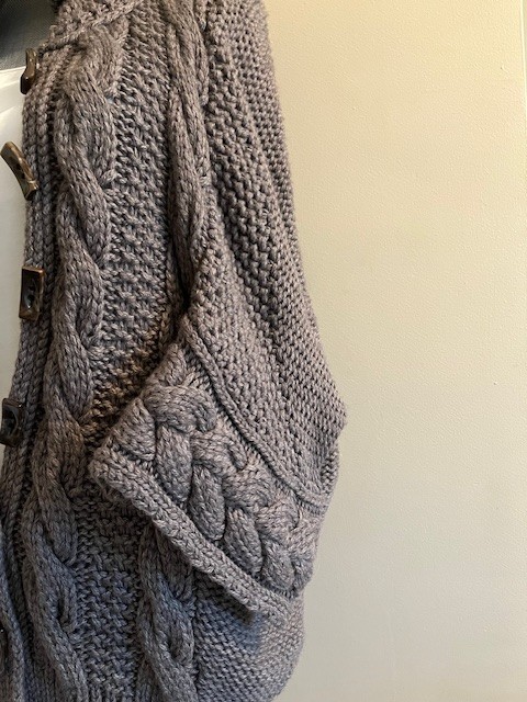 BIANCO&BLUE CABLE KNIT BUTTON UP LONG SWEATER SIZE SMALL/ MEDIUM IN DARK GRAY