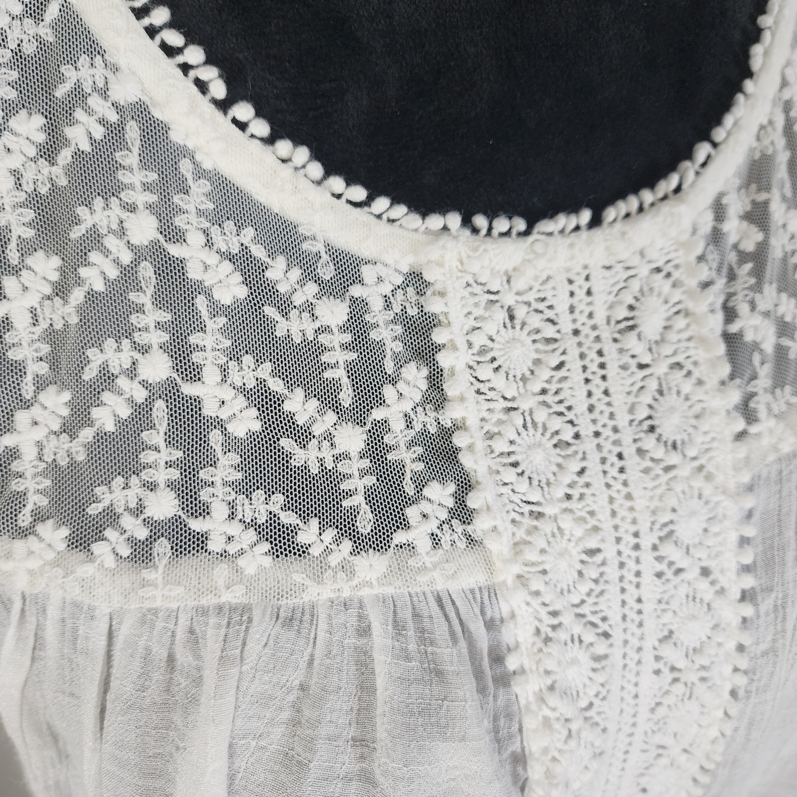 NEW DIRECTIONS Size Medium Dainty Floral Embroidered White Crochet Lace Blouse