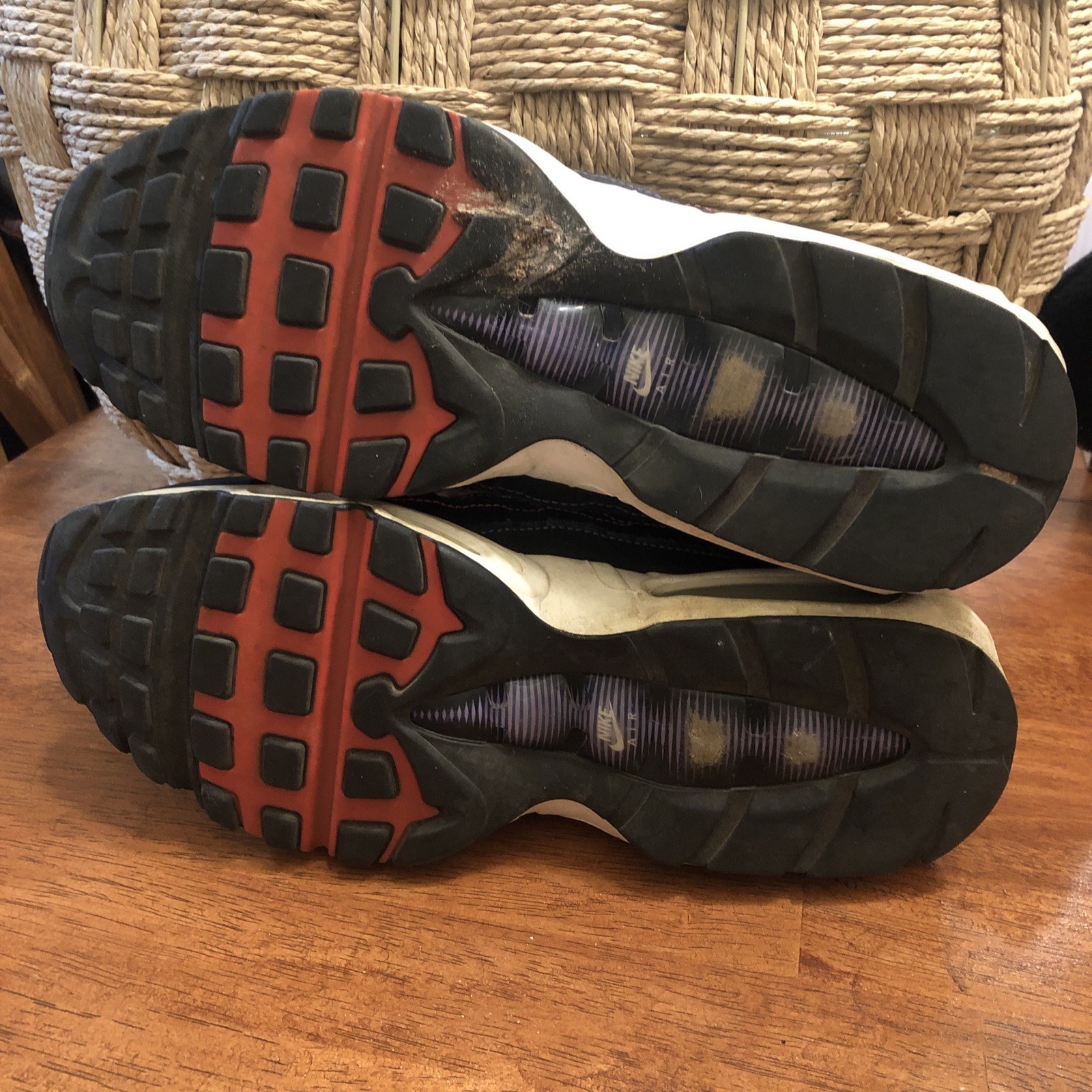 NIKE Air Max 95 SE Windbreaker Size 10.5 AJ2018-023 Black Flash Crimson