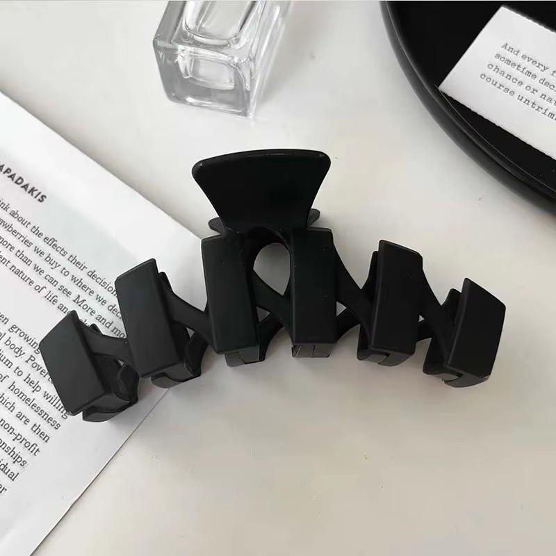 Women Elegant Black Geometric Plastic Hair Claw Lady Sweet Long Hair Holder Toot