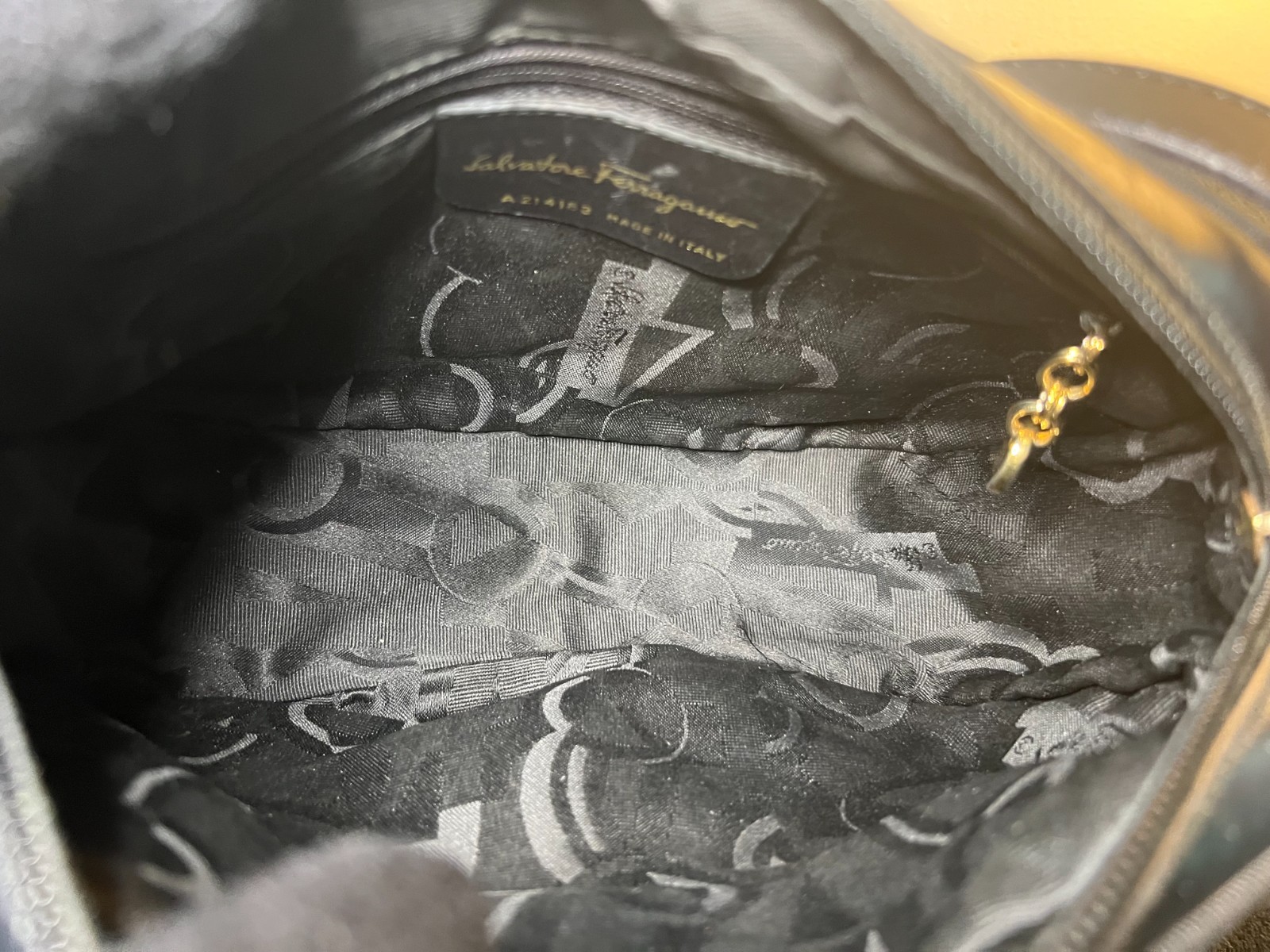 Authentic Ferragamo Vara Bow Crossbody Bag Black Leather Made Italy