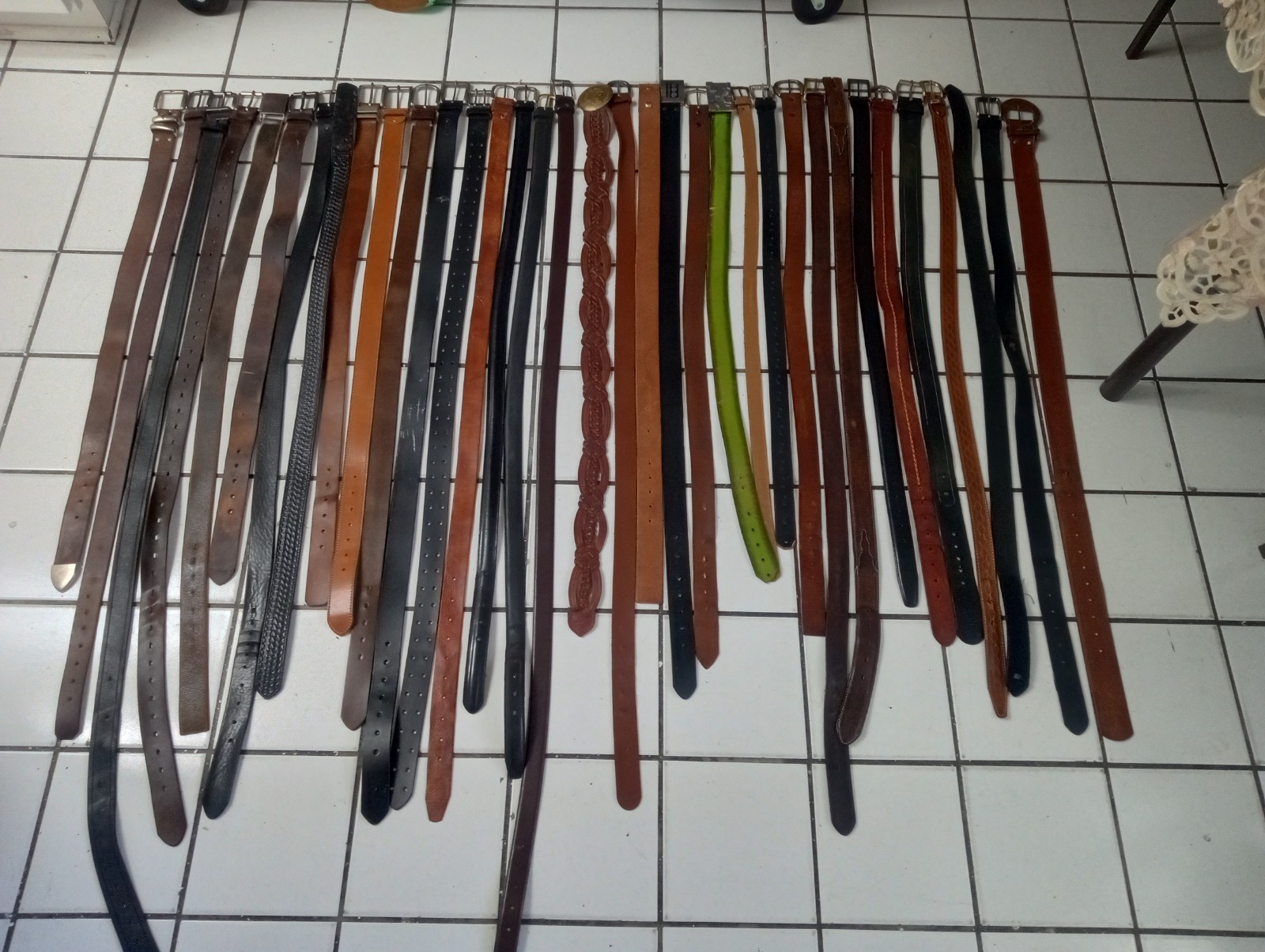 35 USED LEATHER BELT LOT VINTAGE & MODERN BELTS