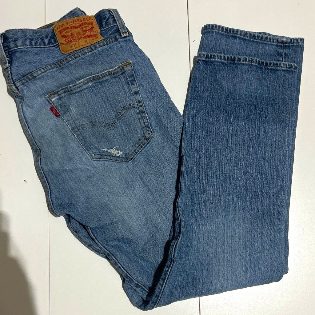 Levi’s Men’s Light Wash Straight Fit Mid Rise Distressed Cotton Denim Jeans