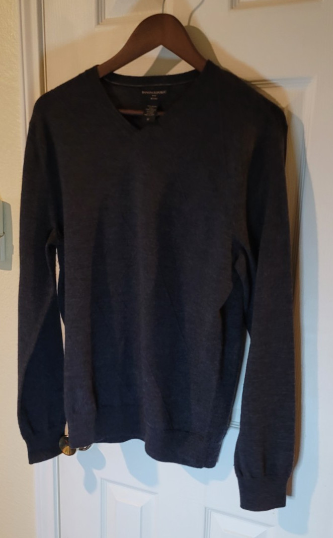 Banana Republic Extra Fine 100% Merino Wool Size M CHARCOAL V neck Men Sweater