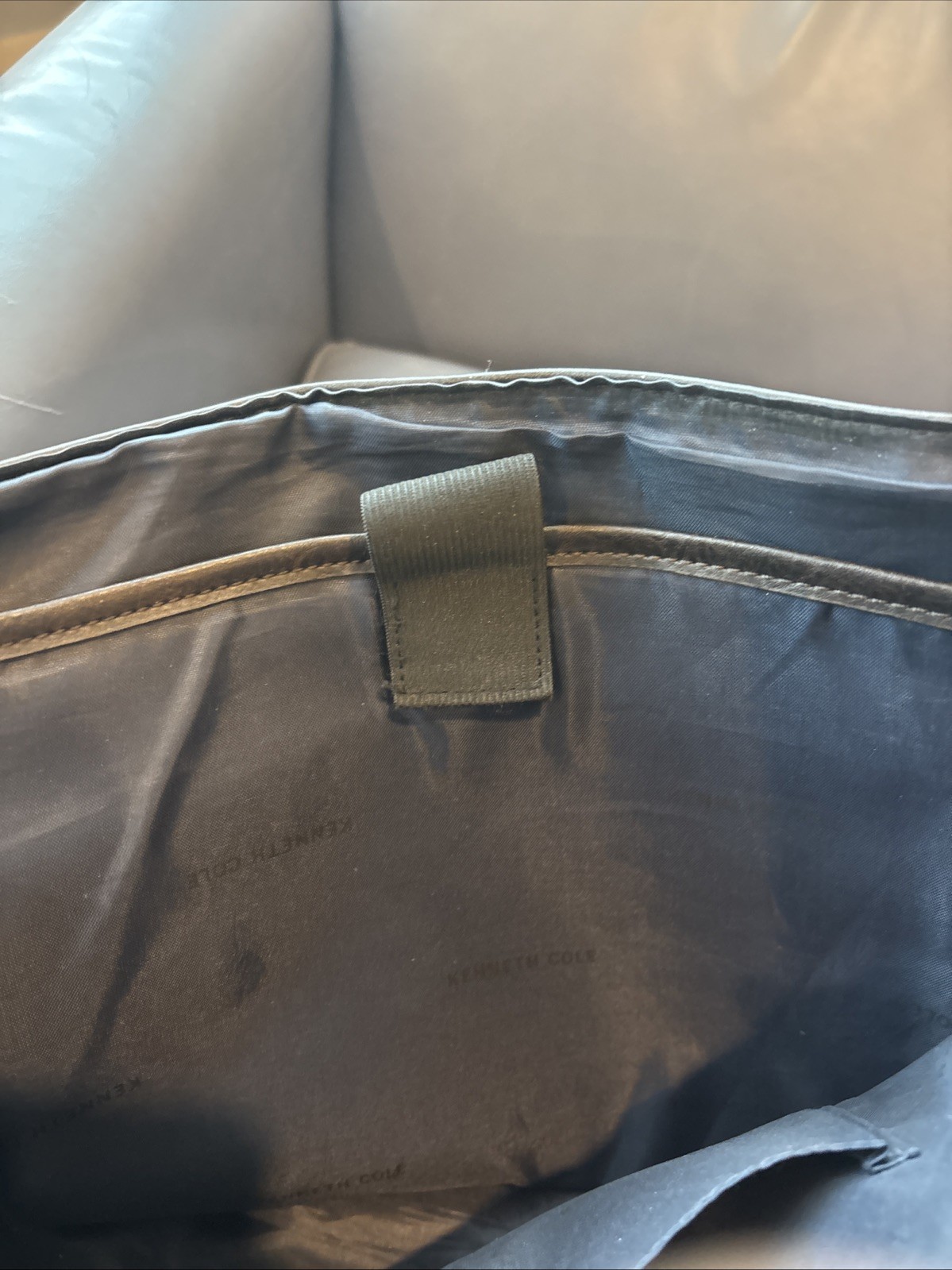 Kenneth Cole Reaction Colombian Leather Crossbody 15.6″ Messenger Bag
