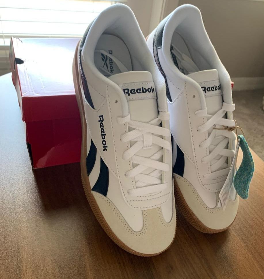 Reebok Unisex-Adult SmashEdge Sneaker White. M8.5/W10.New WT. Slight box wear