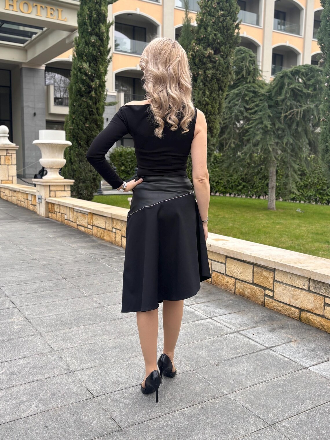 Custom Asymmetrical Black Avantgardе Knee Skirt: Еlastic Leather Waist & Denim