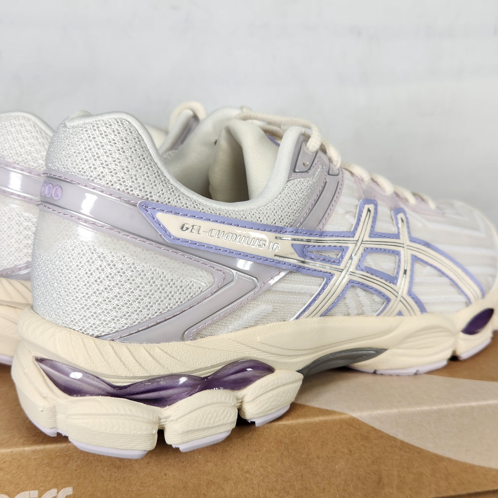 8 WOM – ASICS Gel-Cumulus 16 – White / Vapor Purple