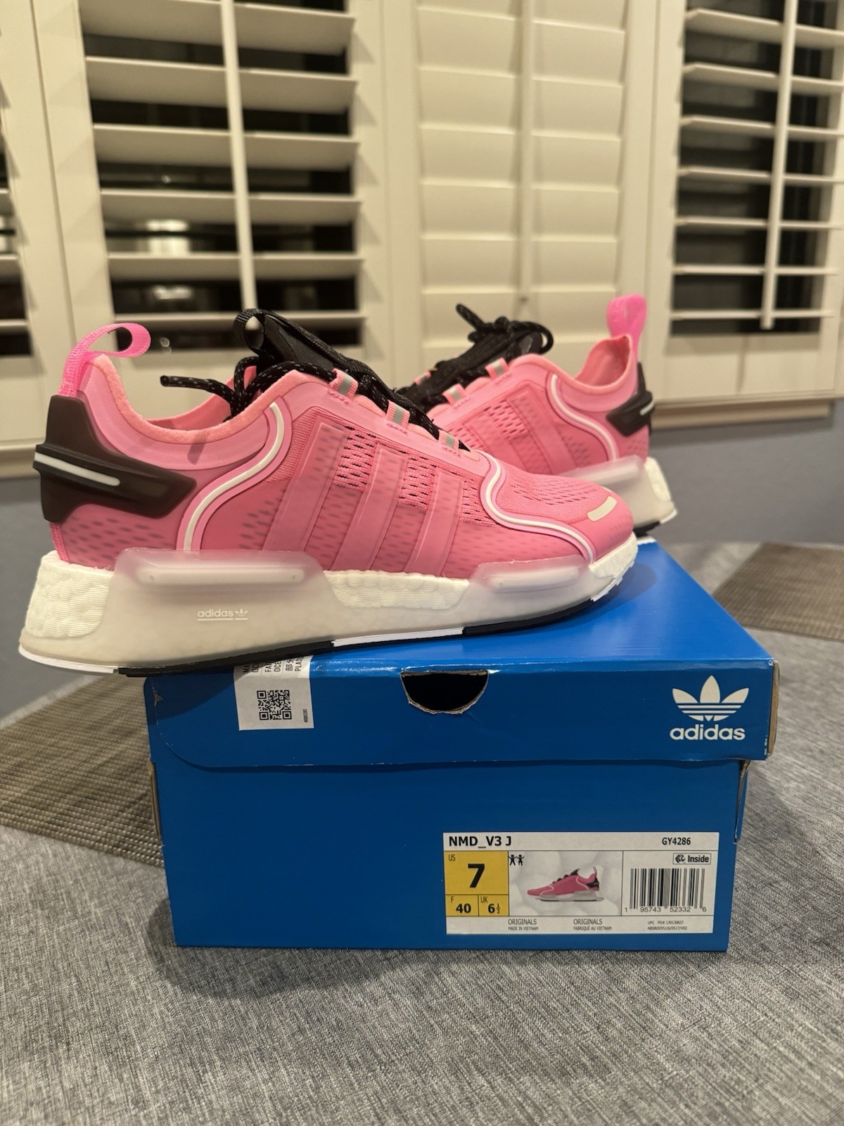 Adidas Youth NMD_R1 V3 J ‘BEAM PINK’ size 7 boost technology MSRP $140