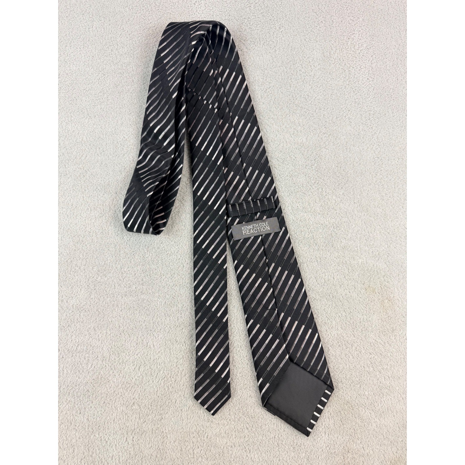 Kenneth Cole Reaction Men’s Black Striped 100% Silk Necktie Fast Shipping!