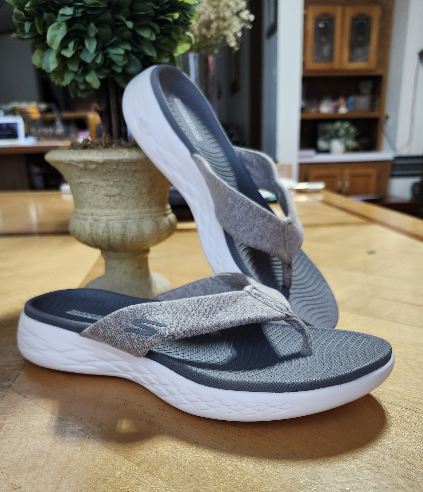 Skechers Flip-Flop Sandals Size 7 $22 Women’s GOGA MAT in Gray Brand New !