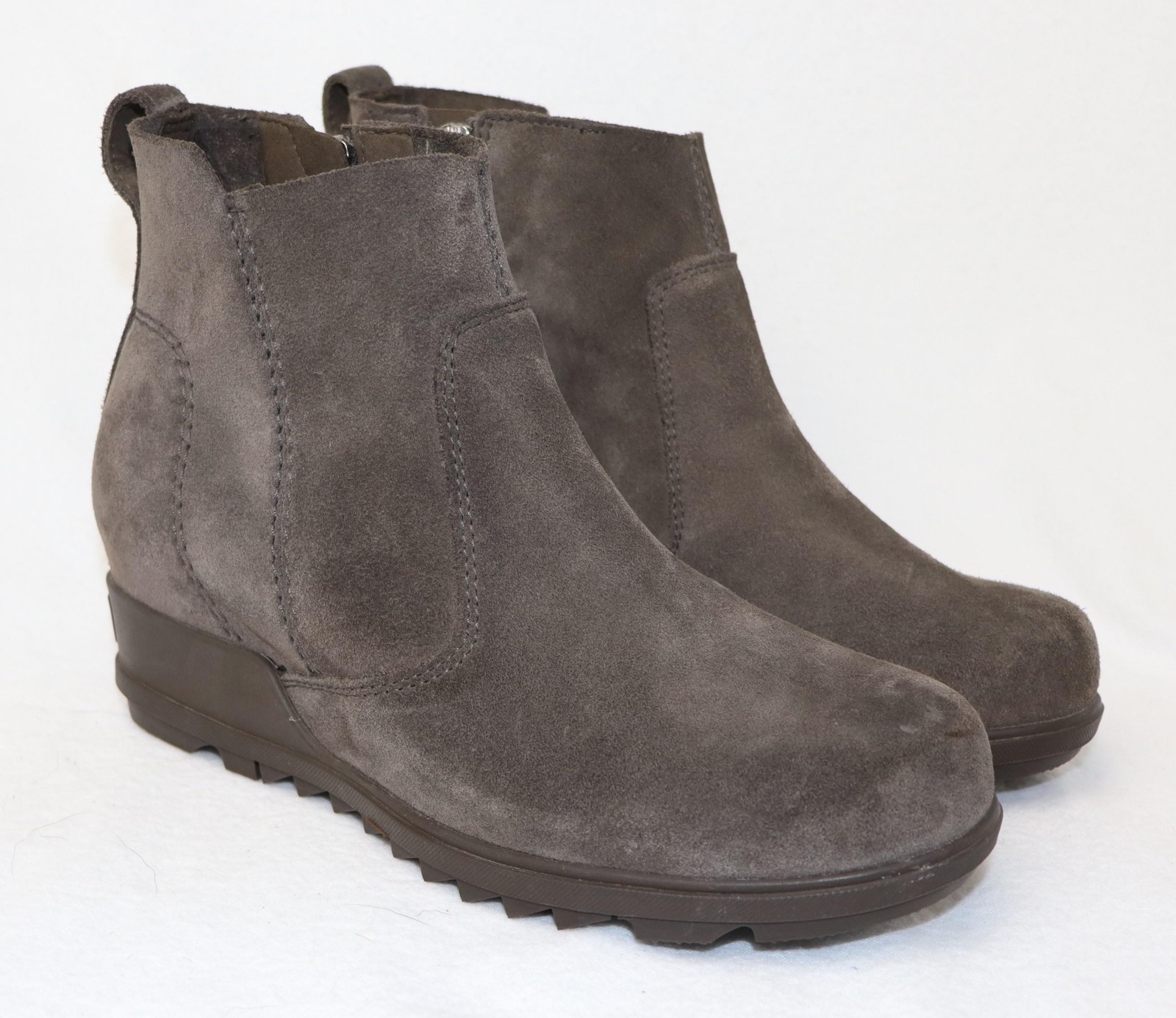 Sorel Boots Womens Size 7.5 Gray Suede Ankle Wedge Side Zip Lug Sole Winter