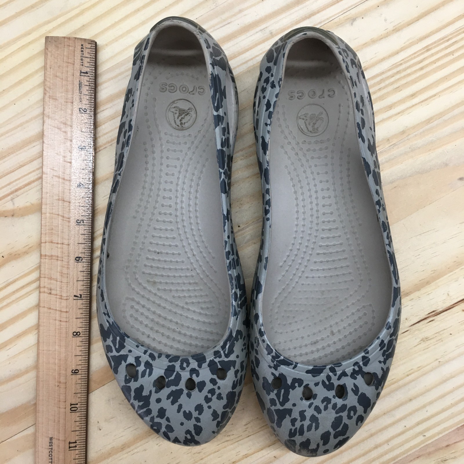 Crocs Sandals Womens 8 Kadee Ballet Flats Gray Rubber Casual Animal Print 203105
