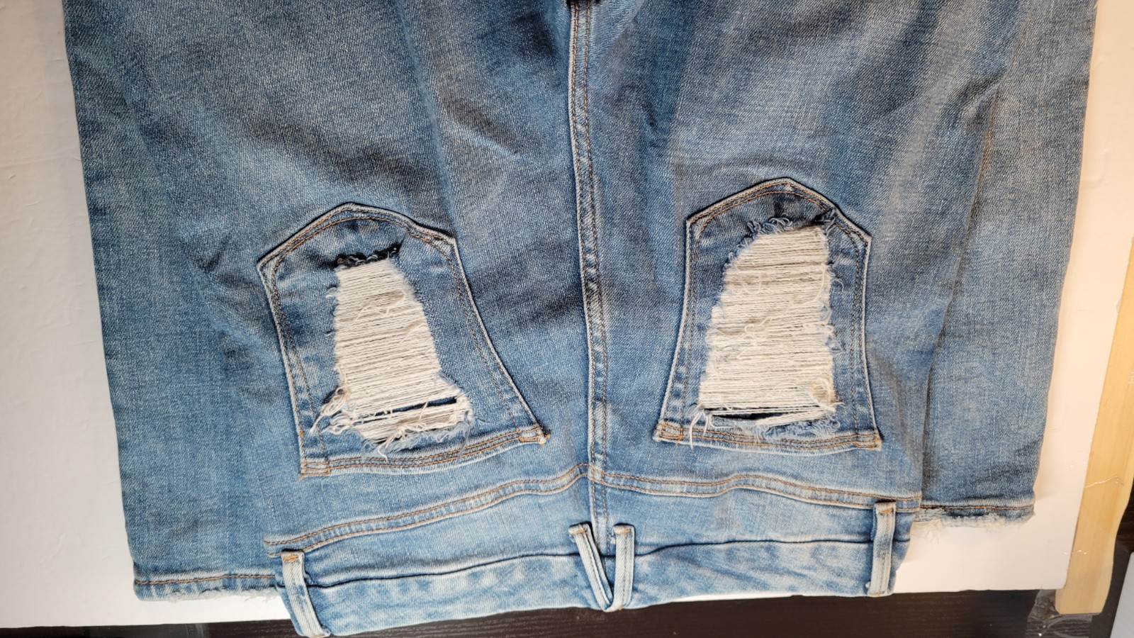 Good American Size 8 / 29 Shredded Split Back Pocket Distressed Jeans Raw Hem