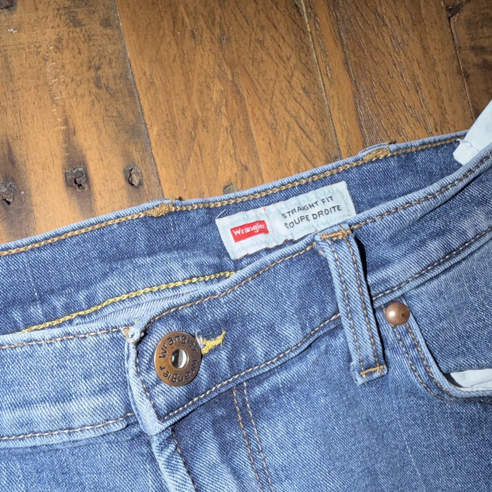 Wrangler Men’s Straight Fit Blue Light Wash Stretch 5-Pocket Jeans