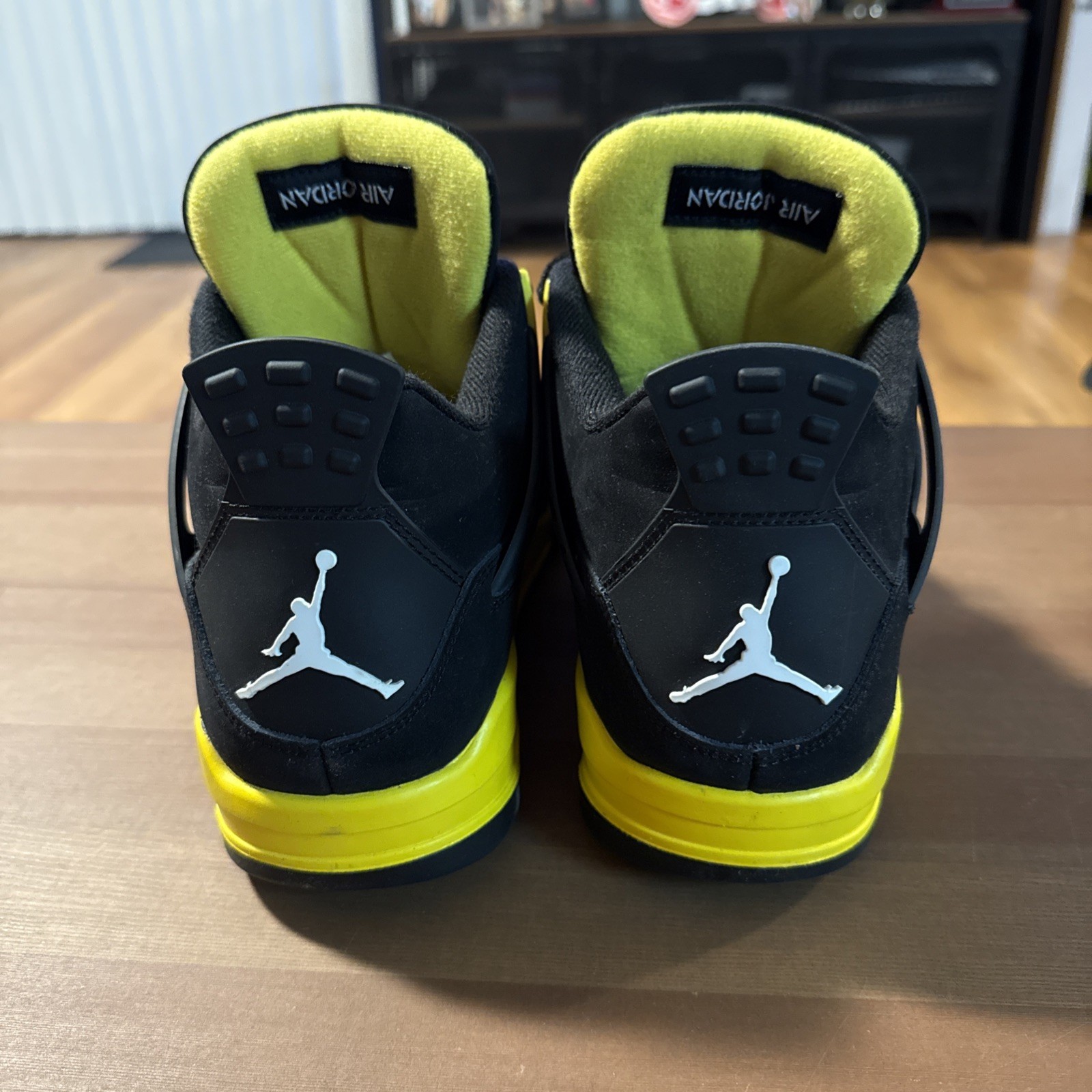 Air Jordan 4 Retro Thunder 2023 Mens Size 10.5 DH6927-017 No Box