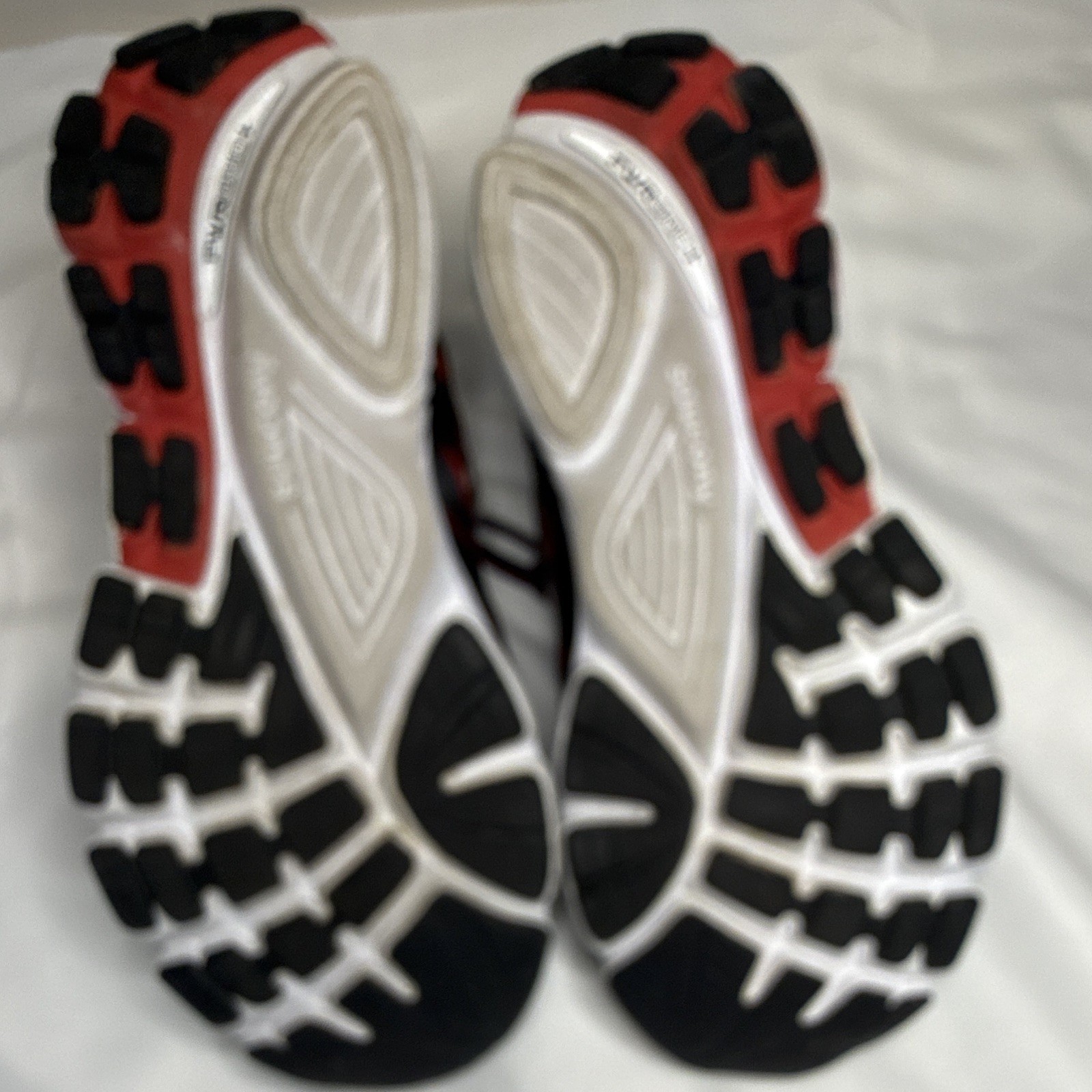 Saucony Zealot ISO Men’s Black/Red/White Low Top Running Shoes