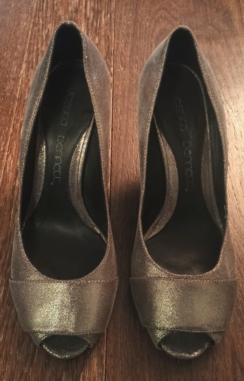 Jessica Bennett Curved in WEDGE 3.5″ Heels Peep Toe Metallic Pump Retro SEXY 7.5